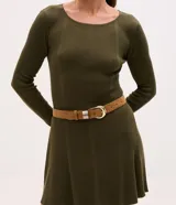 Cinturón mediano de gamuza color tostado, con hebilla metálica dorada y trabilla reforzada con detalles plateados.