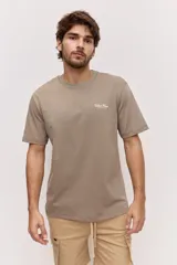 Remera blanca de algodón, de corte holgado y mangas cortas, con pequeño estampado azul en el pecho.