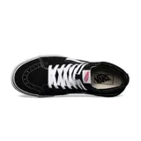 Championes Vans Sk8-Hi negros con detalles en blanco.