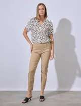 Pantalón de vestir verde esmeralda, de corte recto, con bolsillos laterales y traseros.