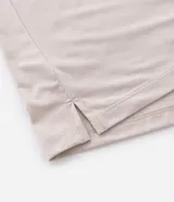 Remera de hombre con tecnología dry, cuello redondo y mangas cortas. Presenta un diseño minimalista con estampado lettering 1921 en el pecho y detalle de textura en los hombros.