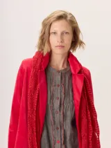 Blazer negro de simil terciopelo con cuello y puños en color marrón. Tiene bolsillos delanteros y forro estampado.