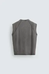 Camiseta tank gris con efecto lavado, de corte relajado, cuello redondo y manga raglán sisa.