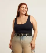 Top de breteles anchos, color marrón oscuro, corte ajustado y escote en U.