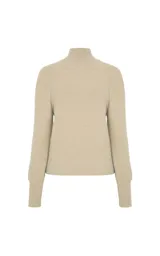 Polera de punto color beige con sutiles destellos brillantes, cuello alto y mangas largas con hombros abullonados y puños ajustados.