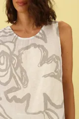 Musculosa blanca con estampado floral en tonos grises, de lino.