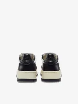 Zapatillas deportivas Autry Medalist Low de cuero en blanco y negro, con puntera perforada, cierre de cordones, logo en el lateral y suela de goma plana.