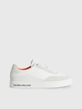 Zapatillas urbanas Calvin Klein Jeans, modelo Classic Cupsole, de color blanco con detalles en beige y forro interior en color naranja. Presentan logo de la marca en la mediasuela, el tobillo y el lateral.