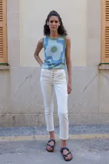 Musculosa de tejido de punto con diseño de flor en tonos rosa y naranja, con cuello redondo y calce relajado.