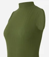 Vestido midi Marfinno de color verde militar, con cuello alto, sin mangas y corte recto al cuerpo. Está confeccionado en malla rib con textura acanalada.