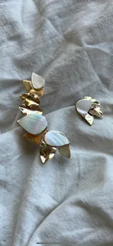Aros trepadores hechos a mano en bronce o alpaca con incrustaciones de nácar.