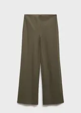 Pantalon de corte recto y tiro alto, confeccionado en tejido mezcla de algodón, con cintura elástica para mayor comodidad.