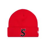 Gorro de lana tipo beanie color rojo con vuelta, presenta un parche bordado en el frente con la letra S estilizada con cuernos de diablo en color negro y contorno blanco.
