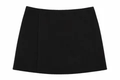 Minifalda de tiro bajo color negro, confeccionada en gamuza sintética, con diseño recto y cierre invisible en la parte trasera.
