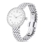 Reloj de pulsera Swarovski modelo Certa, fabricado en acero inoxidable con acabado plateado. Presenta una caja redonda de 30 mm con bisel engastado en cristales, esfera guilloché con índices de cristal en talla redonda y baguette, y brazalete de siete eslabones.