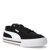 Championes urbanos Puma modelo Court Classic Vulc, de corte bajo, confeccionados en material textil color negro con la icónica franja lateral de la marca en blanco. Presentan una suela vulcanizada blanca con detalles en negro y una línea color caramelo en la base.