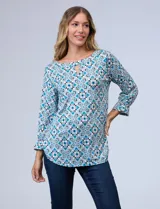 Blusa de seda fría estampada con cuello a la base y escote en V. Tiene mangas 3/4 con puño fruncido.