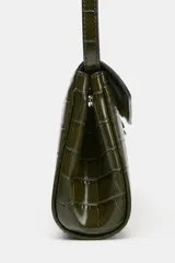 Bolso de mano de formato alargado con textura de efecto cocodrilo. Cuenta con asa de mano superior, asa extraíble para usar como bandolera, bolsillo interior con cierre y cierre frontal mediante clip metálico.