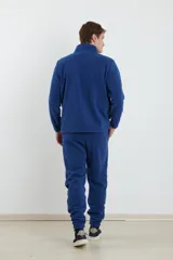 Pantalón de jogging azul marino de micropolar, con cintura elástica y puños ajustados.