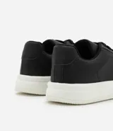 Championes casuales de hombre marca Viko, confeccionados en poliuretano color blanco con suela bold y cierre mediante cordones.