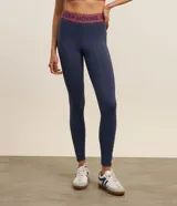 Pantalón legging deportivo de microfibra color azul marino, con cintura elástica contrastante en tono bordó que incluye texto estampado.