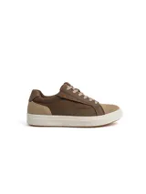 Championes Milán de diseño clásico, confeccionados en ecocuero marrón con detalles en ecogamuza en la puntera y talón, suela de goma blanca y cordones beige.