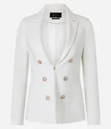 Blazer femenino de sastrería confeccionado en tejido Punto Roma, con cuello solapa, cierre frontal con ganchos y botones decorativos dorados con escudo grabado.