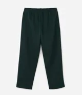 Pantalón deportivo de corte recto color verde oscuro, confeccionado en tejido de algodón y poliéster. Cuenta con cintura elástica con cordón ajustable, bolsillos laterales funcionales y una cinta decorativa lateral.