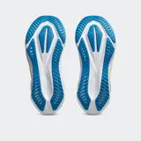 Championes de running Asics modelo Novablast 5, color gris con detalles en blanco, naranja y azul. Presentan una mediasuela con tecnología FF BLAST MAX para mayor amortiguación y retorno de energía, y una capellada de malla jacquard transpirable.