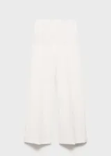 Pantalon de vestir de corte recto y diseño largo, confeccionado en tejido fluido de color blanco. Cuenta con dos bolsillos laterales y cierre oculto de botón, gancho y cremallera.