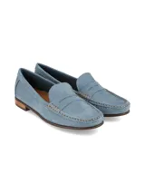 Mocasín de cuero color azul piedra, con costuras visibles en contraste y suela plana con pequeño tacón de madera.
