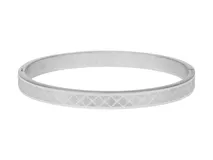Pulsera rígida de acero plateado con diseño de rombos grabados.