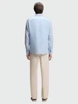 Camisa de lino de corte slim fit en color celeste, con cuello abotonado y mangas largas.