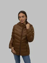 Campera marrón de nailon con relleno de plumón (90% plumón, 10% plumas), cierre frontal con cremallera, diseño acolchado, bolsillos laterales y cuello alto con capucha.