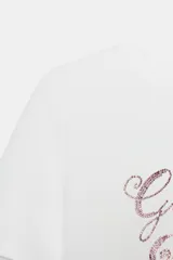 Camiseta rosa de cuello redondo y manga corta con estampado frontal de la frase "I ❤️ BEING DRAMATIC" con strass. Corte slim fit.