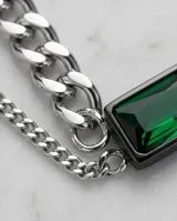 Collar de acero con cadena de eslabones y dije central rectangular con cristal verde esmeralda.