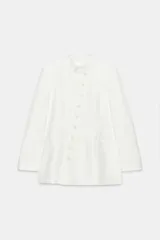 Blazer cruzado Zara Woman Collection confeccionado en hilatura de viscosa, de color blanco. Presenta cuello alto, manga larga con abertura y botones, bolsillos delanteros y cierre frontal cruzado con botones.