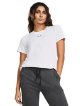 Remera de cuello redondo y manga corta, confeccionada en tejido de mezcla de algodón, poliéster y elastano. Presenta un diseño liso en color blanco con un pequeño logo de la marca estampado en el centro del pecho.
