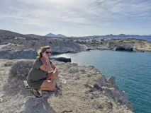 Brazalete rígido abierto de plata 925 con terminales en forma de caracolas.