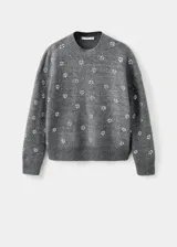 Sweater de punto fino color gris con cuello redondo, manga larga y diseño decorado con cristales brillantes distribuidos por toda la prenda.