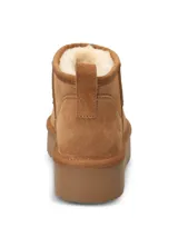 Bota corta de gamuza color camel con interior forrado en piel sintética y suela de plataforma de goma al tono.