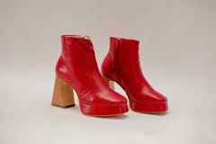 Botines negros de cuero con plataforma y tacón cuadrado. Cierre con cremallera lateral.