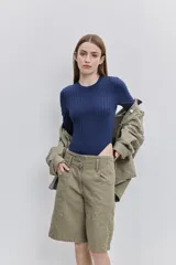 Body azul de manga larga con textura acanalada, cuello redondo y ajuste ceñido al cuerpo.