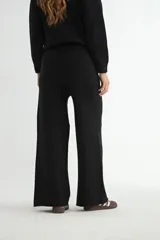 Pantalón de punto de corte recto y holgado, con cintura elástica y bolsillos laterales.