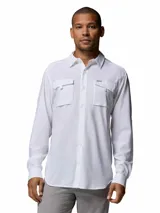 Camisa de manga larga Columbia, color blanco, con cuello clásico, cierre frontal de botones y dos bolsillos frontales con solapa. Diseño técnico con tecnología Omni-Shade y Omni-Wick.