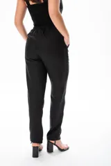 Pantalón negro de lino y viscosa, de tiro alto y corte recto.