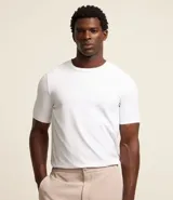 Remera de manga corta, cuello redondo y calce ajustado (slim fit), confeccionada en tejido maquinetado de poliamida y elastano.