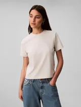 Remera color crema de algodón regenerativo, corte regular, cuello redondo y mangas cortas. Presenta logo archive bordado en el pecho.