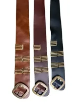 Faja de cuero marrón con diseño de tiras verticales metálicas decorativas y cierre de hebilla frontal.