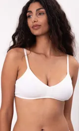 Soutien tipo triángulo en color blanco, confeccionado en algodón suave y respirable con doble capa de tela en las copas y tirantes ajustables.